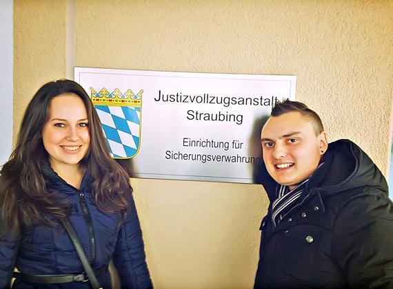Исправительный центр в Штраубинге. Слева — студентка  3 курса ИФиЯК Надежда Чудаева, она тоже учится там по обмену