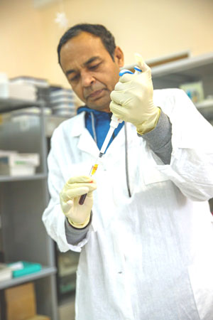 Профессор Ешвандра Верна стажировался в лаборатории биолюминесцентных биотехнологий в 2020 г.