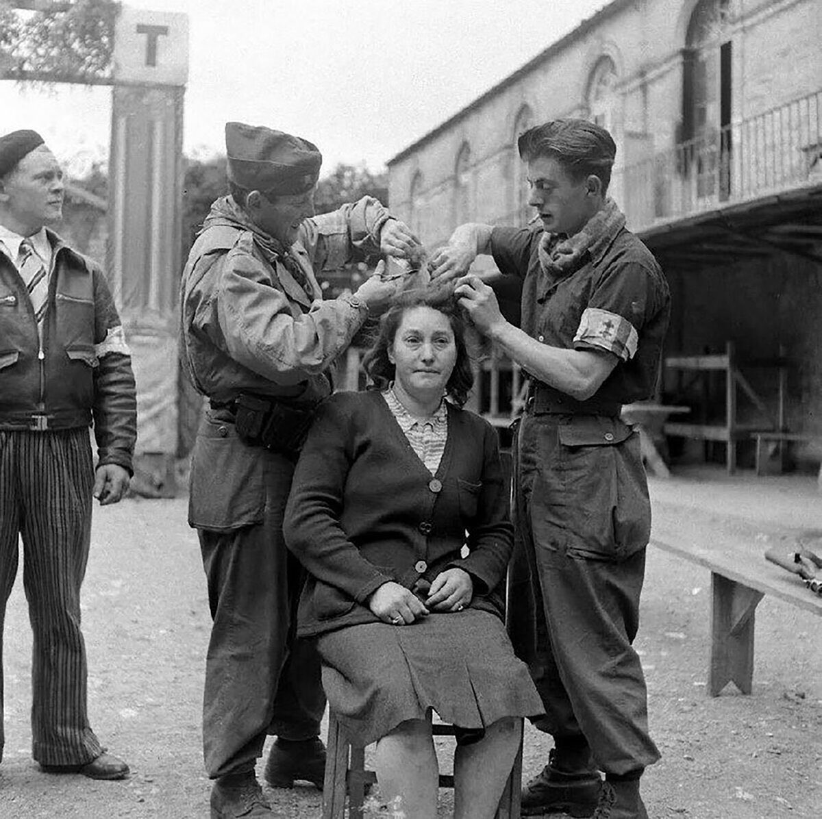 На архивные фотографии женщин, сотрудничавших с нацистами, даже страшно смотреть: они подвергались публичному позору. Как минимум их остригали наголо.