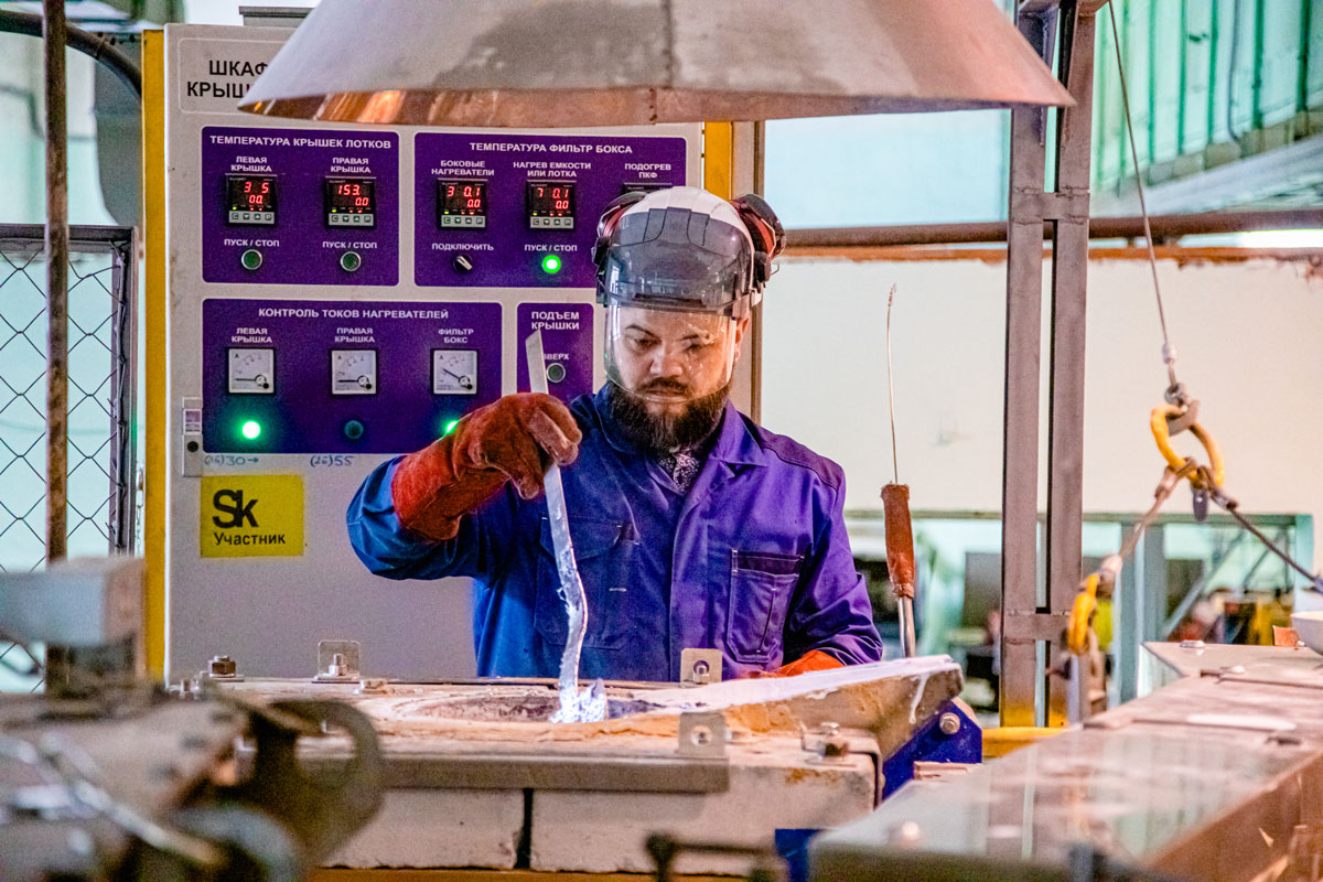 Старший научный сотрудник Александр Косович в процессе приготовления нового алюминиевого сплава с редкоземельными металлами